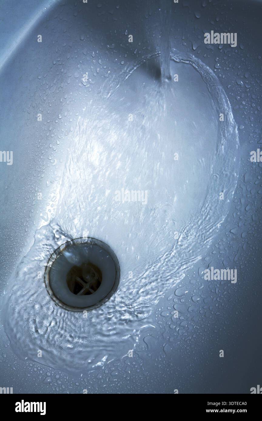Flusso di acqua pura che scorre nello scarico dell'acqua Foto Stock