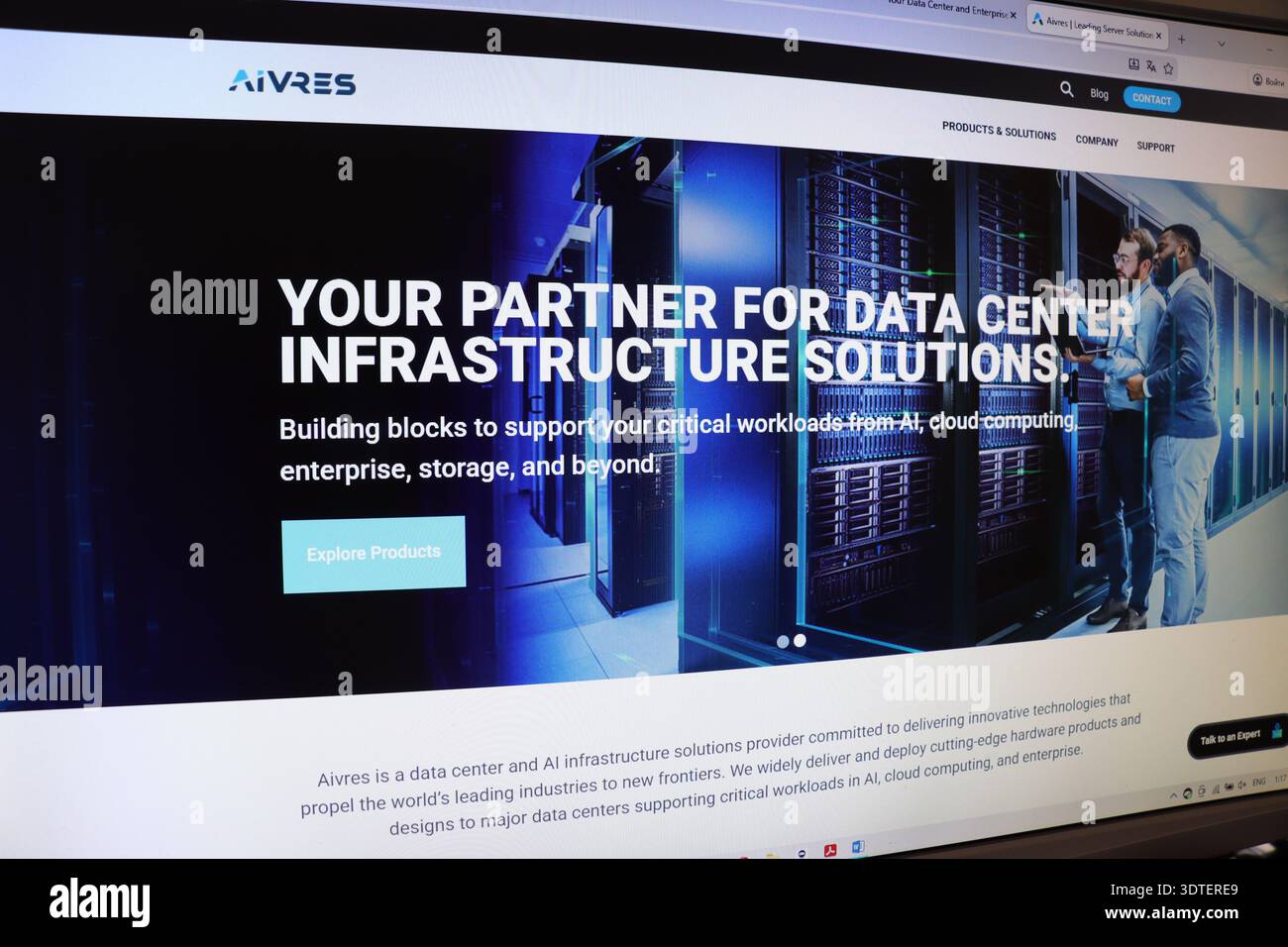 Primo piano della visualizzazione del sito Web con un testo che descrive la soluzione di infrastruttura del data center. Concetto di tecnologia all'avanguardia per le aziende. Foto Stock