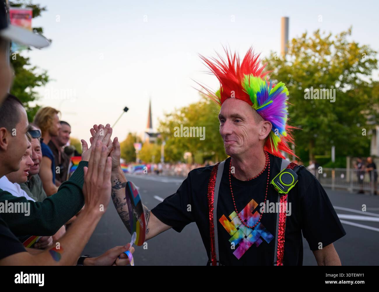 Auckland, nuova Zelanda - 21 febbraio 2026: Persone con una vivace parrucca mohawk multicolore spettatori alla Auckland Rainbow Parade. Foto Stock