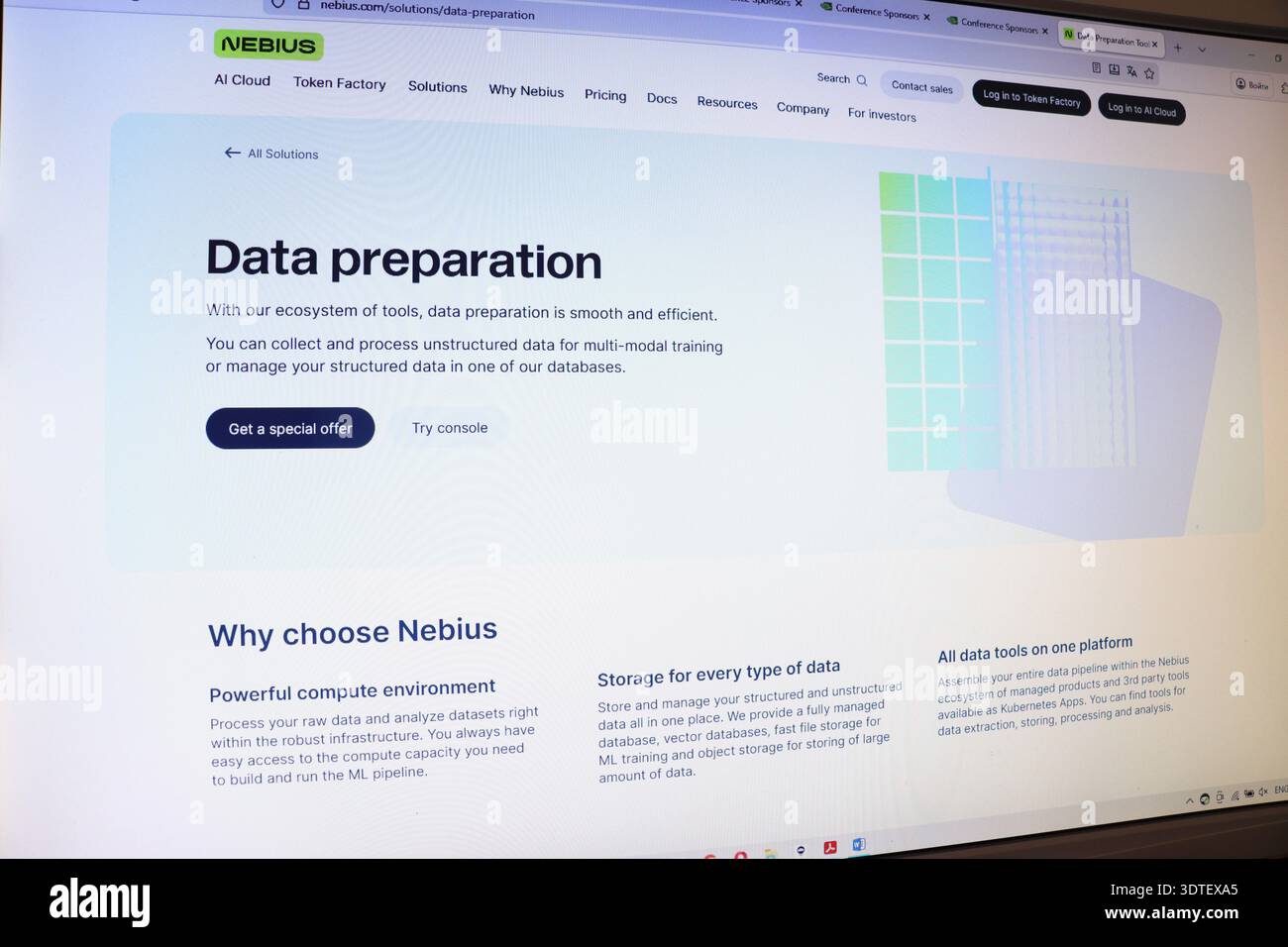 Sito Web di preparazione dei dati visualizzato sullo schermo del computer che presenta soluzioni software per aziende e tecnologie. Foto Stock