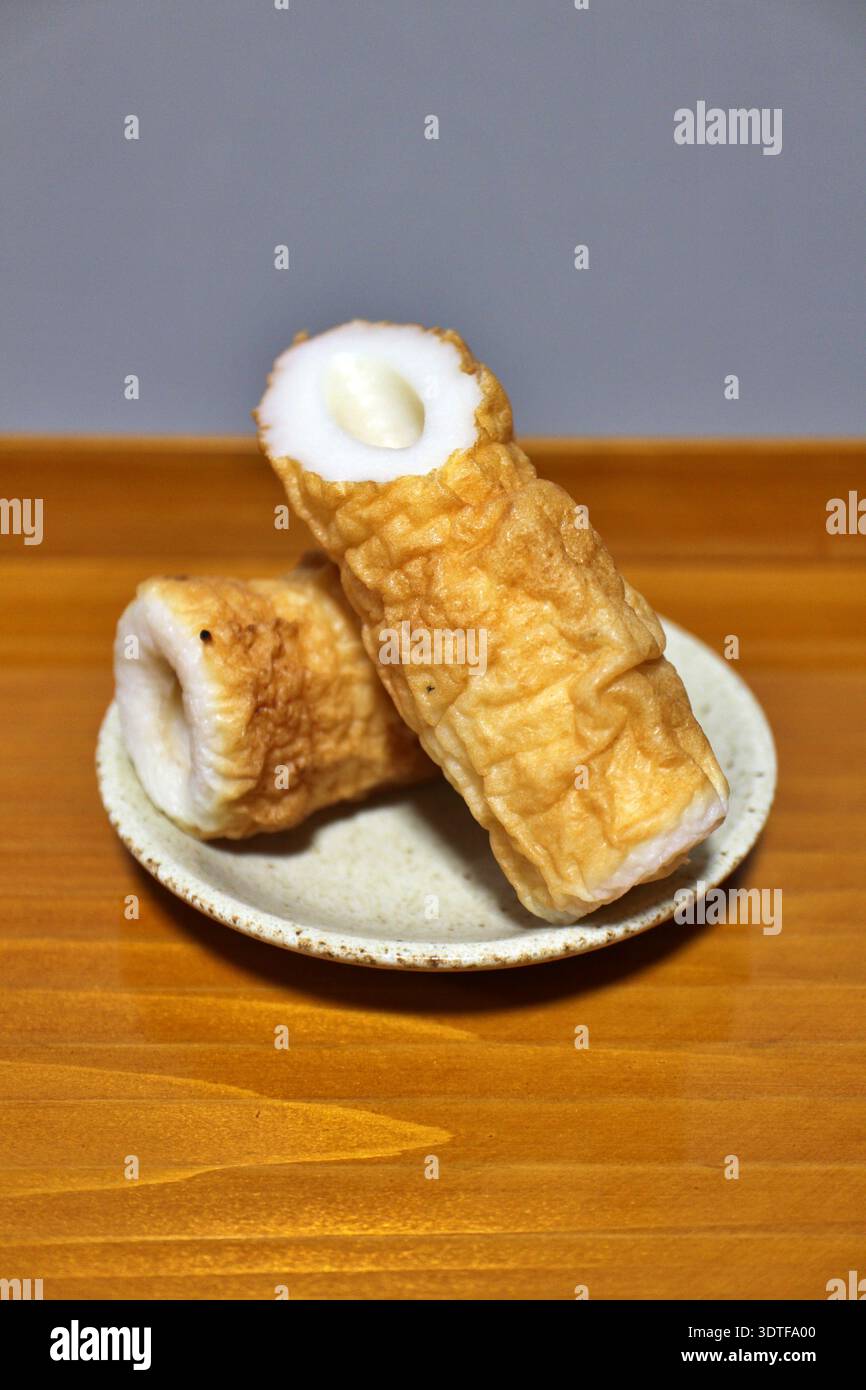 Chikuwa acquistato in un supermercato di Tokyo, Giappone Foto Stock