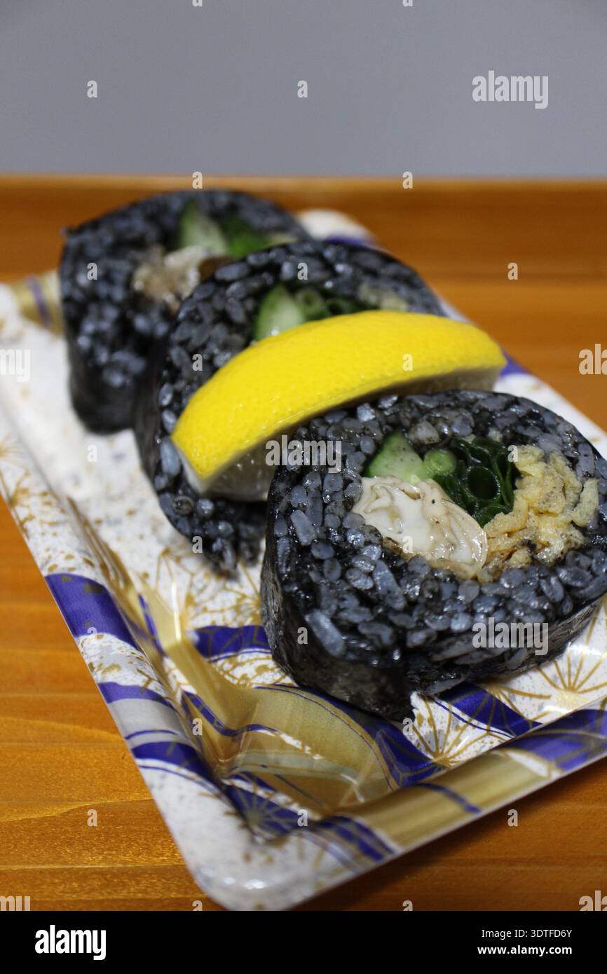 Makizushi (sushi arrotolato) con inchiostro di ostriche e calamari acquistati in un supermercato di Tokyo, Giappone Foto Stock