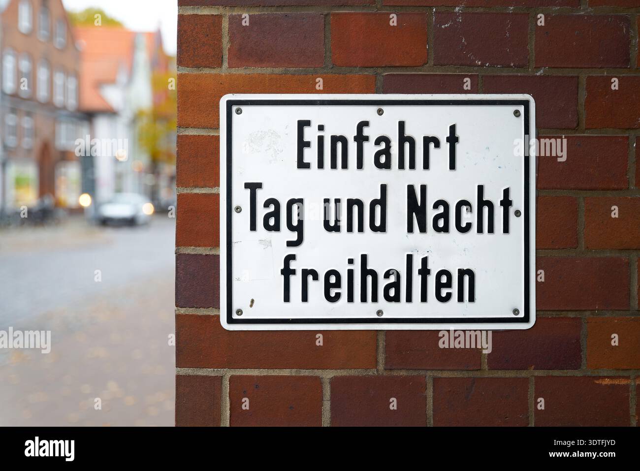 Firma con l'iscrizione tedesca Einfahrt Tag und Nacht freihalten. Traduzione: Tenete l'ingresso libero giorno e notte Foto Stock