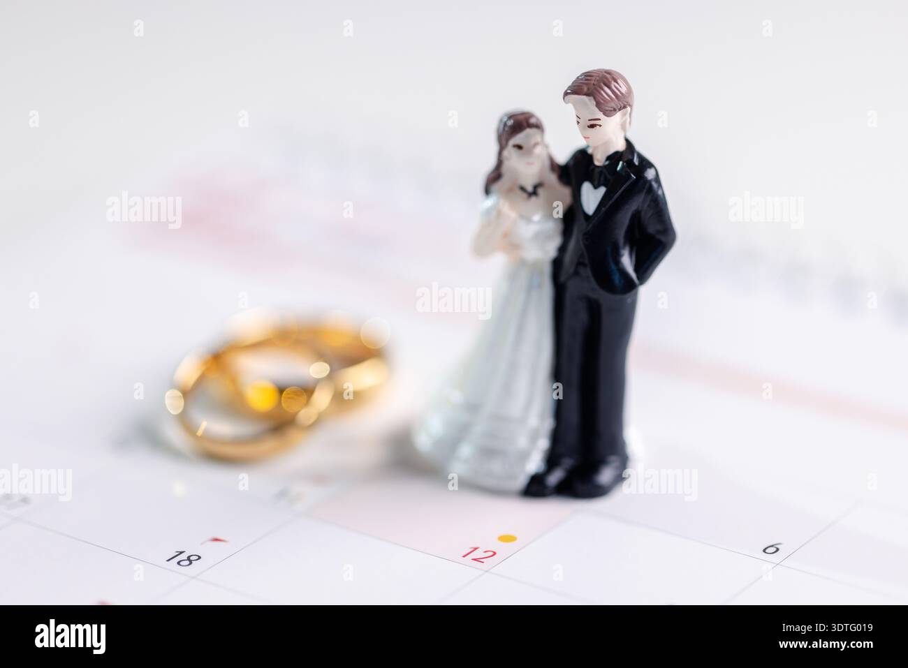 Concetto di pianificazione della data del matrimonio per promemoria di fidanzamento, anniversario o appuntamento, mettendo in evidenza impegno e tempistica; mini-fi sposa e sposo Foto Stock