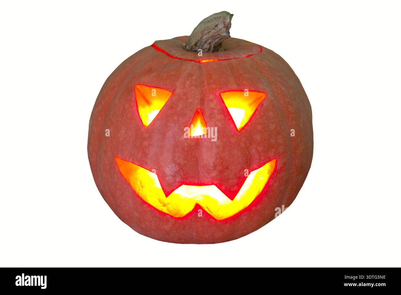 zucca di halloween che si illumina su uno sfondo bianco e brucia la candela nella zucca Foto Stock
