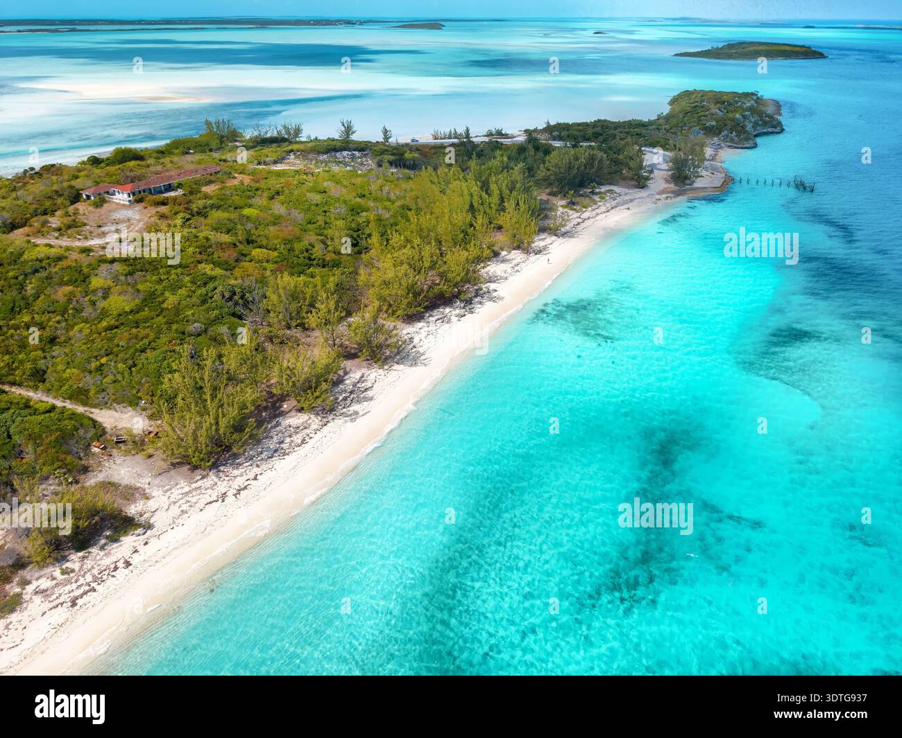 La splendida costa dell'isola di Exuma con mare turchese e spiagge di sabbia fine, le Bahamas e i Caraibi Foto Stock
