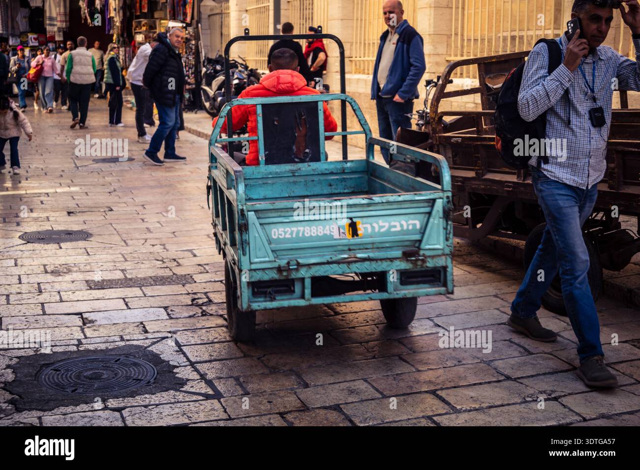 Gerusalemme, Israele, 20 febbraio 2026 piccoli veicoli commerciali, trattori e carrelli di consegna navigano nei vicoli stretti. Questi veicoli specializzati garantiscono Foto Stock