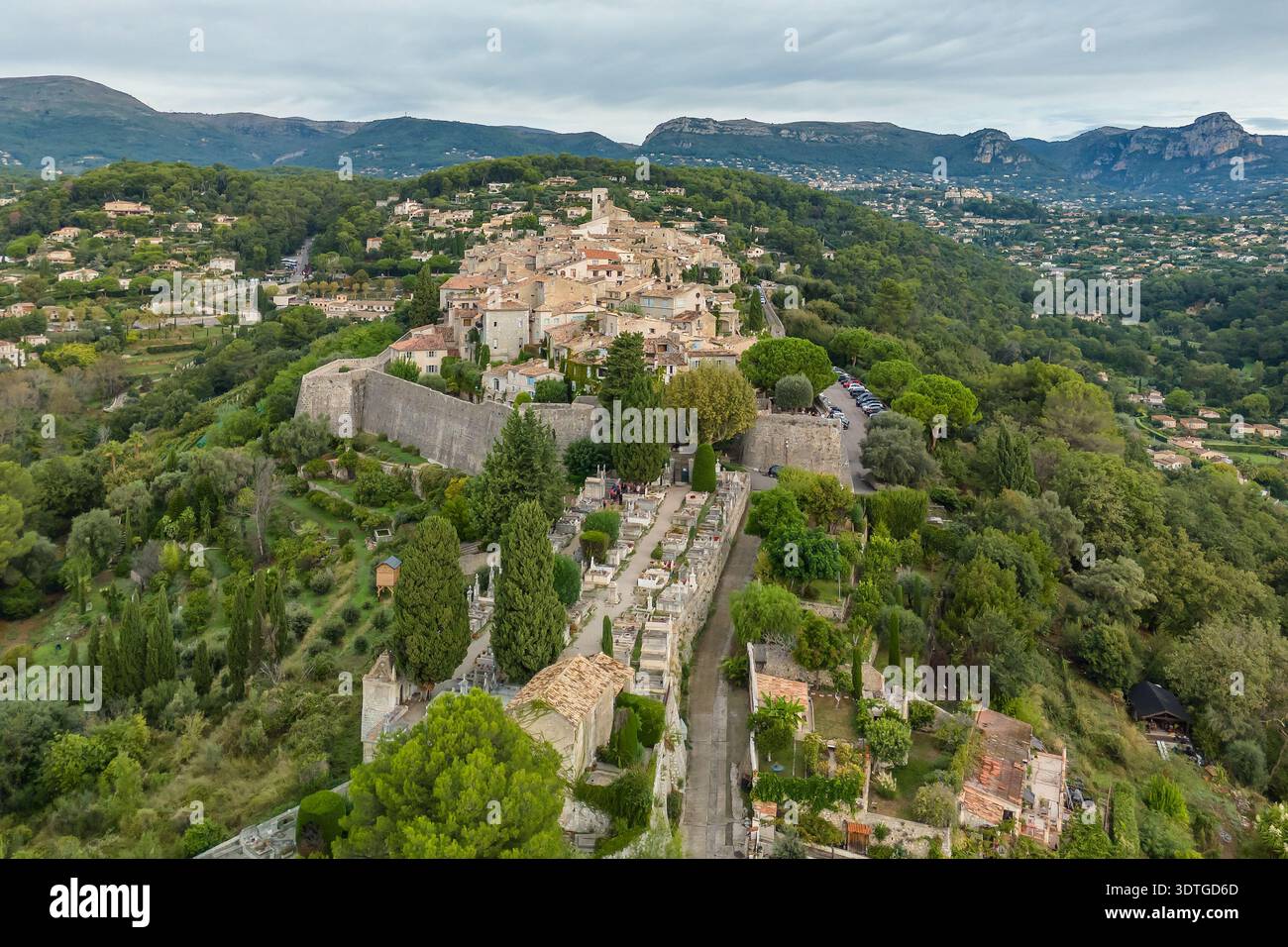 Veduta aerea dell'architettura medievale di Saint-Paul-de-Vence Foto Stock
