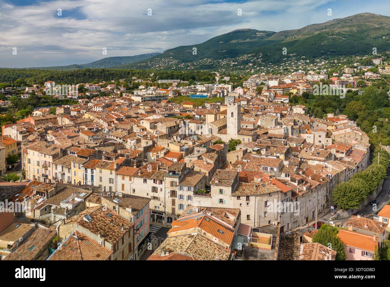 Vista aerea della città vecchia di Vence e delle montagne circostanti in Provenza Foto Stock