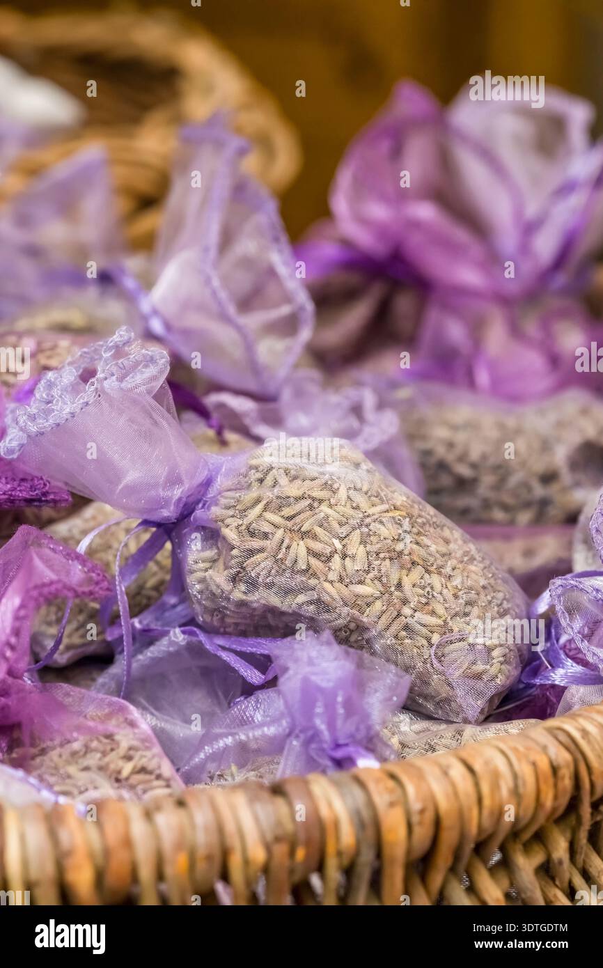 Bustine profumate di lavanda viola nel cestino di vimini in Provenza Foto Stock