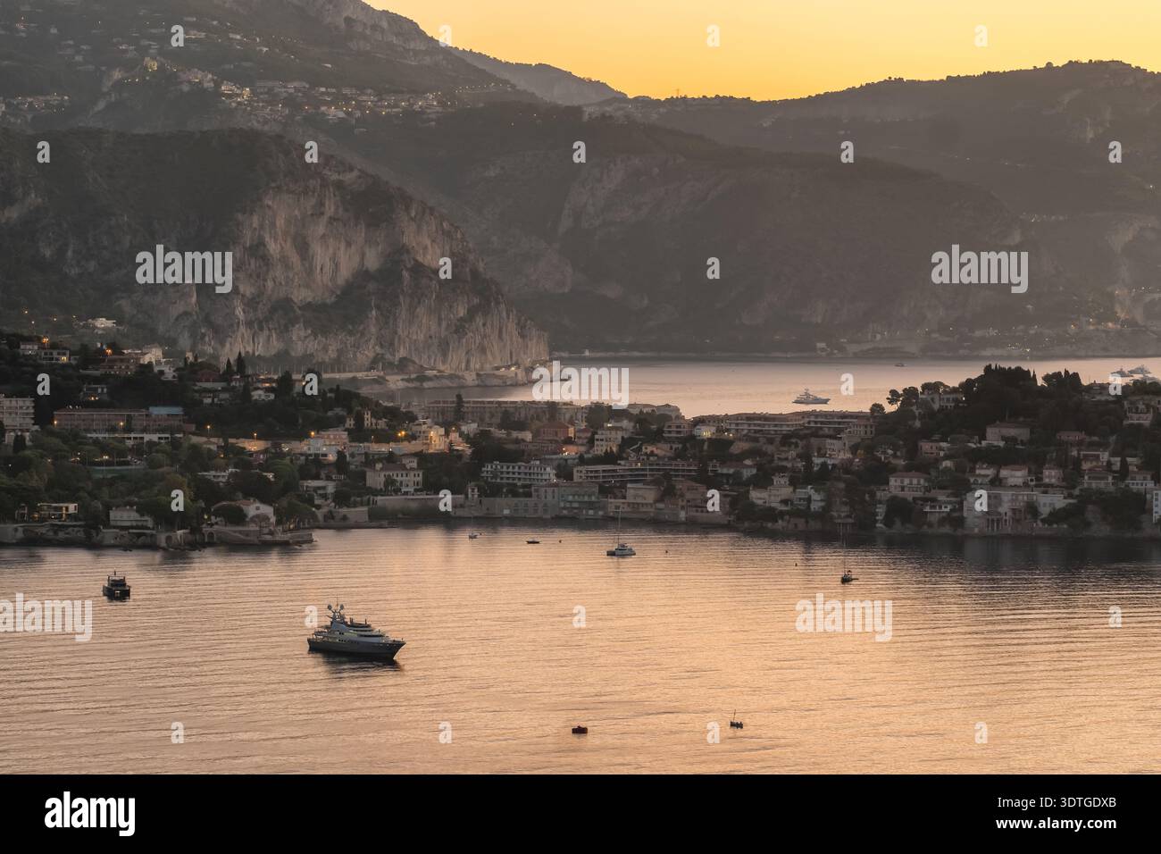 Panorama degli yacht di lusso nella baia di Saint Jean Cap Ferrat Foto Stock