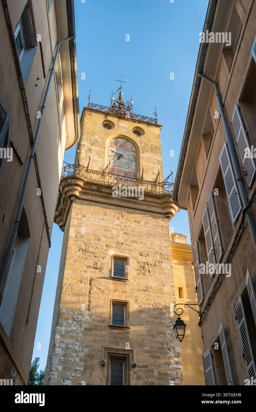 Storica torre dell'orologio in pietra che sorge sopra le strette strade di Aix-en-Provence Foto Stock