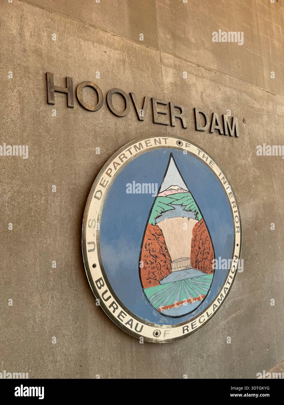 Diga di Hoover cartello e sigillo del Dipartimento degli interni degli Stati Uniti dell'Ufficio di bonifica presso l'area visitatori della diga di Hoover sul confine tra Nevada e Arizona, Stati Uniti - Immagine stock catturata con smartphone