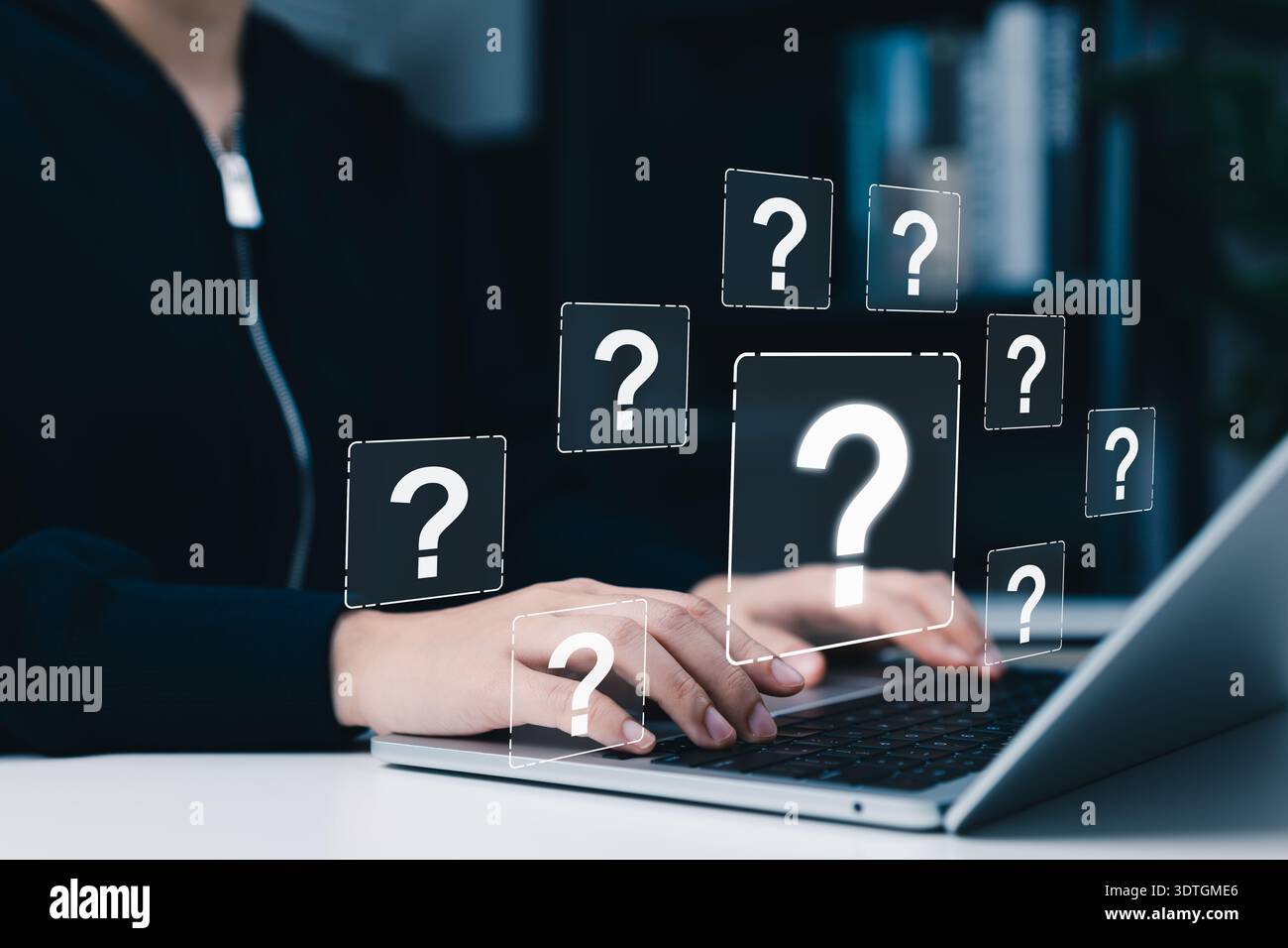 Concetto di domanda online e richiesta di assistenza clienti. Donna che utilizza un notebook con icone di punti interrogativi, che simboleggia la guida in linea, l'assistenza clienti, Foto Stock