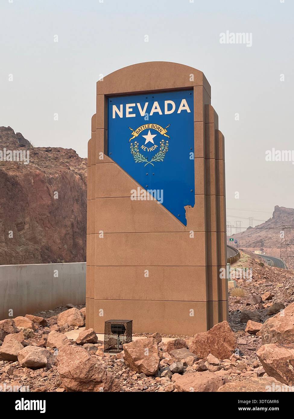 Cartello di benvenuto dello stato del Nevada con sagoma e emblema dello stato situato vicino alla diga di Hoover, nel paesaggio desertico al confine tra Nevada e Arizona, Stati Uniti. - Immagine stock catturata con smartphone