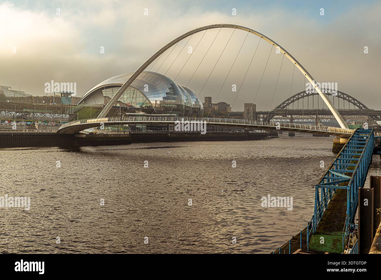Gateshead Millennium Bridge e Sage Gateshead attraverso il fiume Tyne, con il Ponte Tyne visibile alla luce del mattino d'inverno. Foto Stock