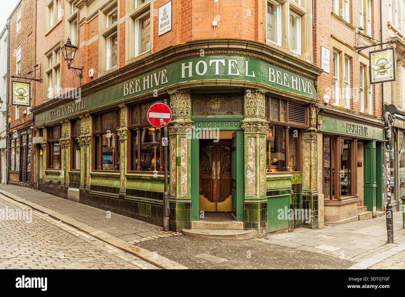 Bee Hive Hotel pub, High Bridge, Newcastle-upon-Tyne. Un magnifico pub d'angolo vittoriano con facciata ornata in piastrelle di vetro verde. Foto Stock