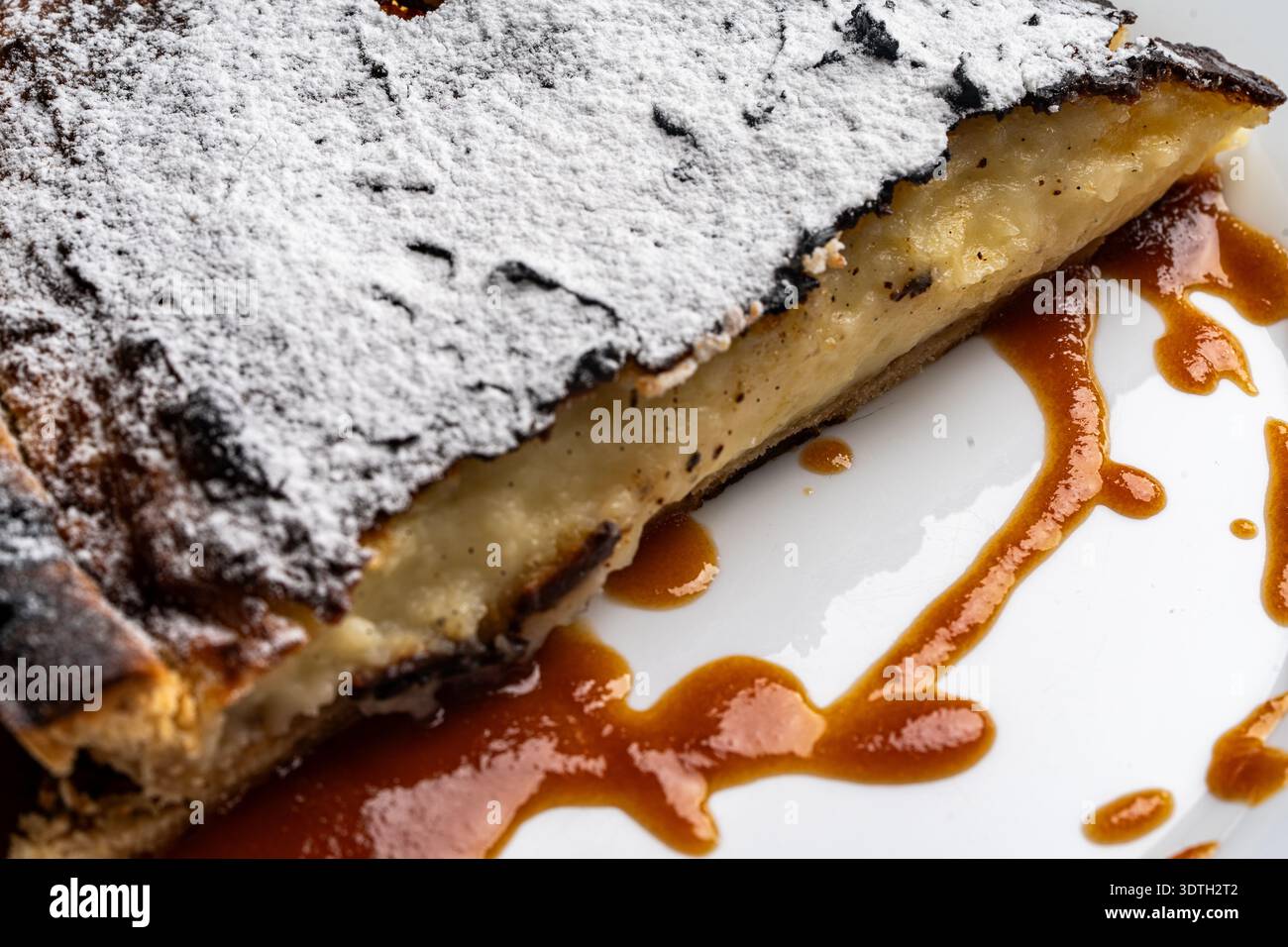 Dessert, un tradizionale flan francese con caramello salato su un piatto bianco. Primo piano. Foto di alta qualità Foto Stock
