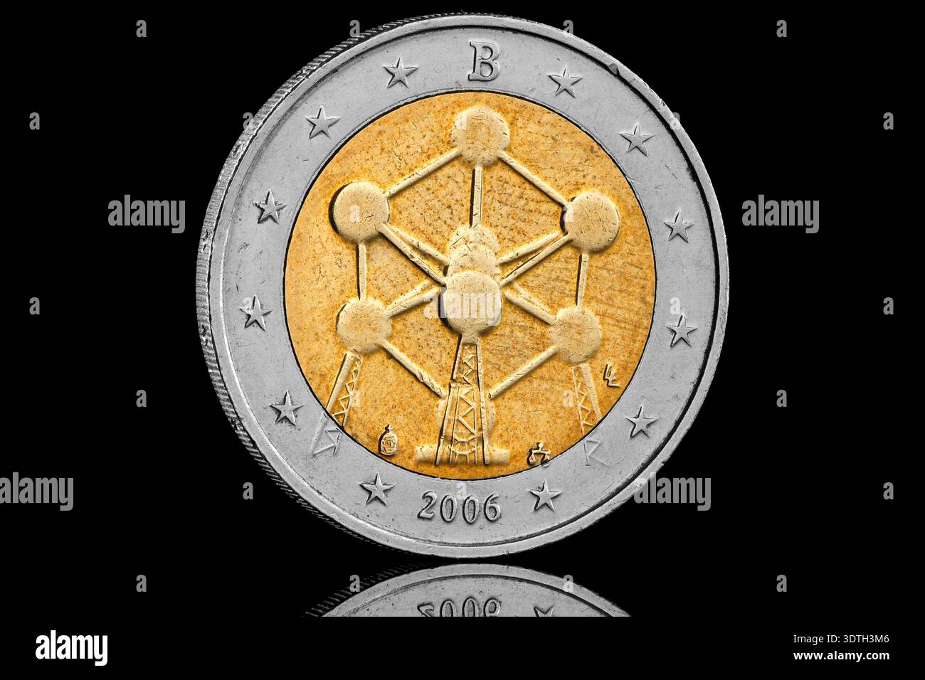 Questa è una moneta commemorativa belga da 2 euro del 2006, con l'edificio Atomium di Bruxelles. Foto Stock