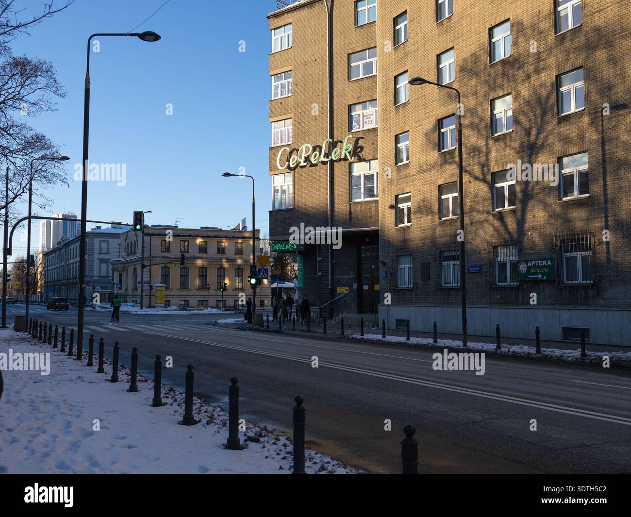 La gente cammina sulla strada vicino all'edificio con un cartello con il negozio in inverno Foto Stock