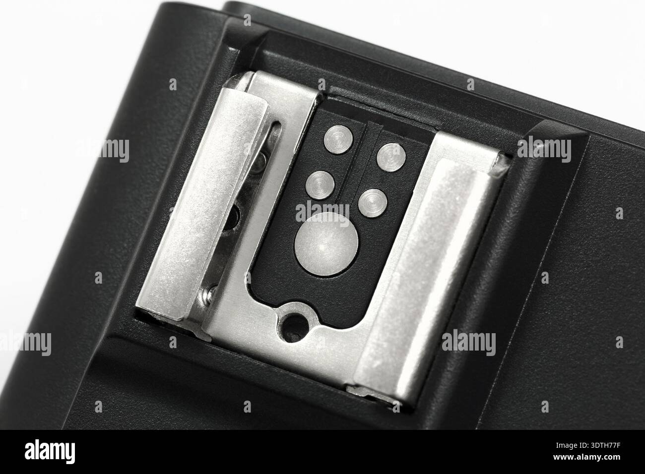 Primo piano di un supporto hot Shoe per DSLR o di un trigger flash su sfondo bianco. Attrezzature fotografiche. Foto Stock
