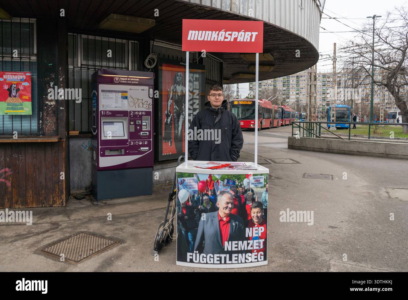 Il partito ungherese dei lavoratori ha firmato una stiva in un sottopassaggio di Budapest durante la campagna elettorale. Foto Stock