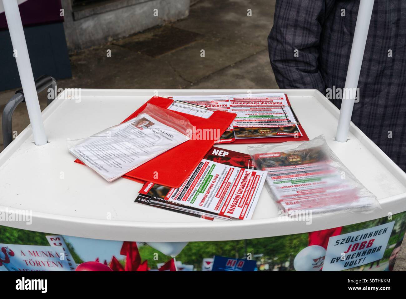 Il partito ungherese dei lavoratori ha firmato una stiva in un sottopassaggio di Budapest durante la campagna elettorale. Foto Stock