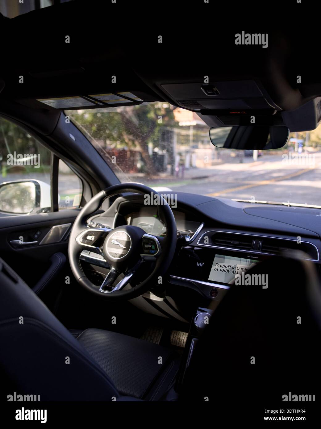 Interni Robotaxi dal sedile posteriore Beverly Hills 27 novembre 2025 Foto Stock