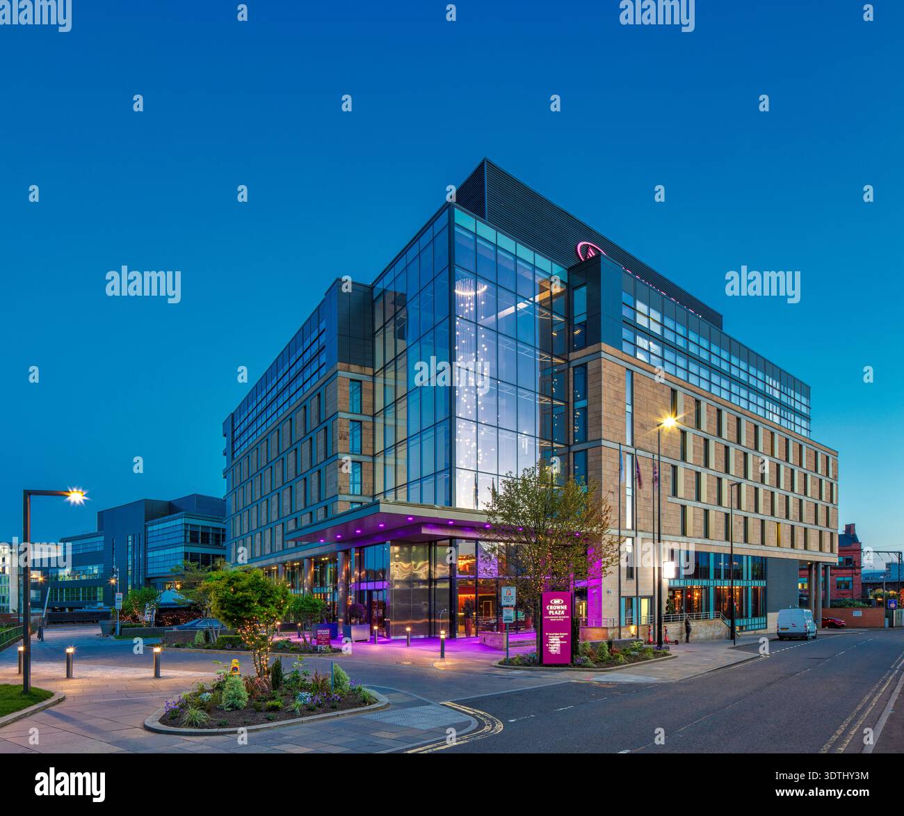Una vista al crepuscolo del Crowne Plaza business hotel a 4 stelle nel quartiere Stephenson a Newcastle upon Tyne con illuminazione a giorno e un cielo limpido Foto Stock
