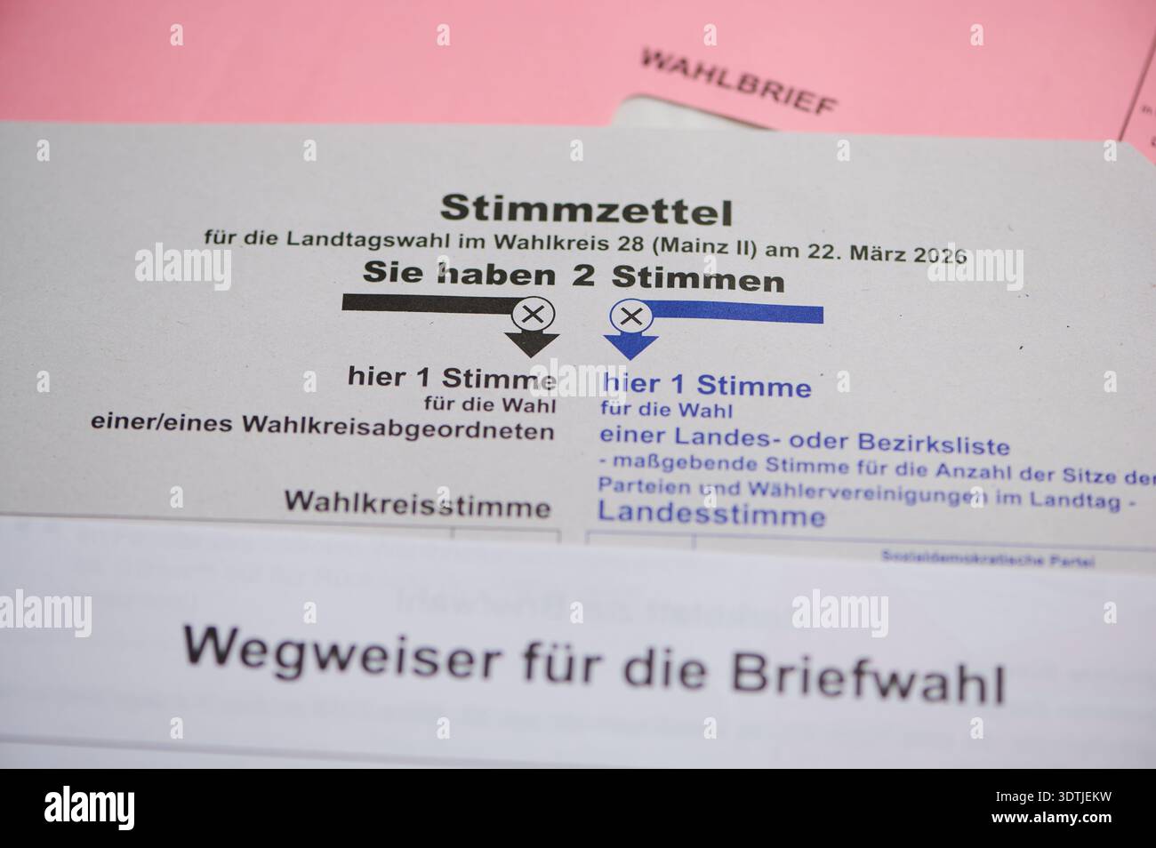 Magonza, Germania - 22 febbraio 2026: Scheda elettorale per le elezioni di Stato in Renania-Palatinato il 22 marzo 2026 Foto Stock