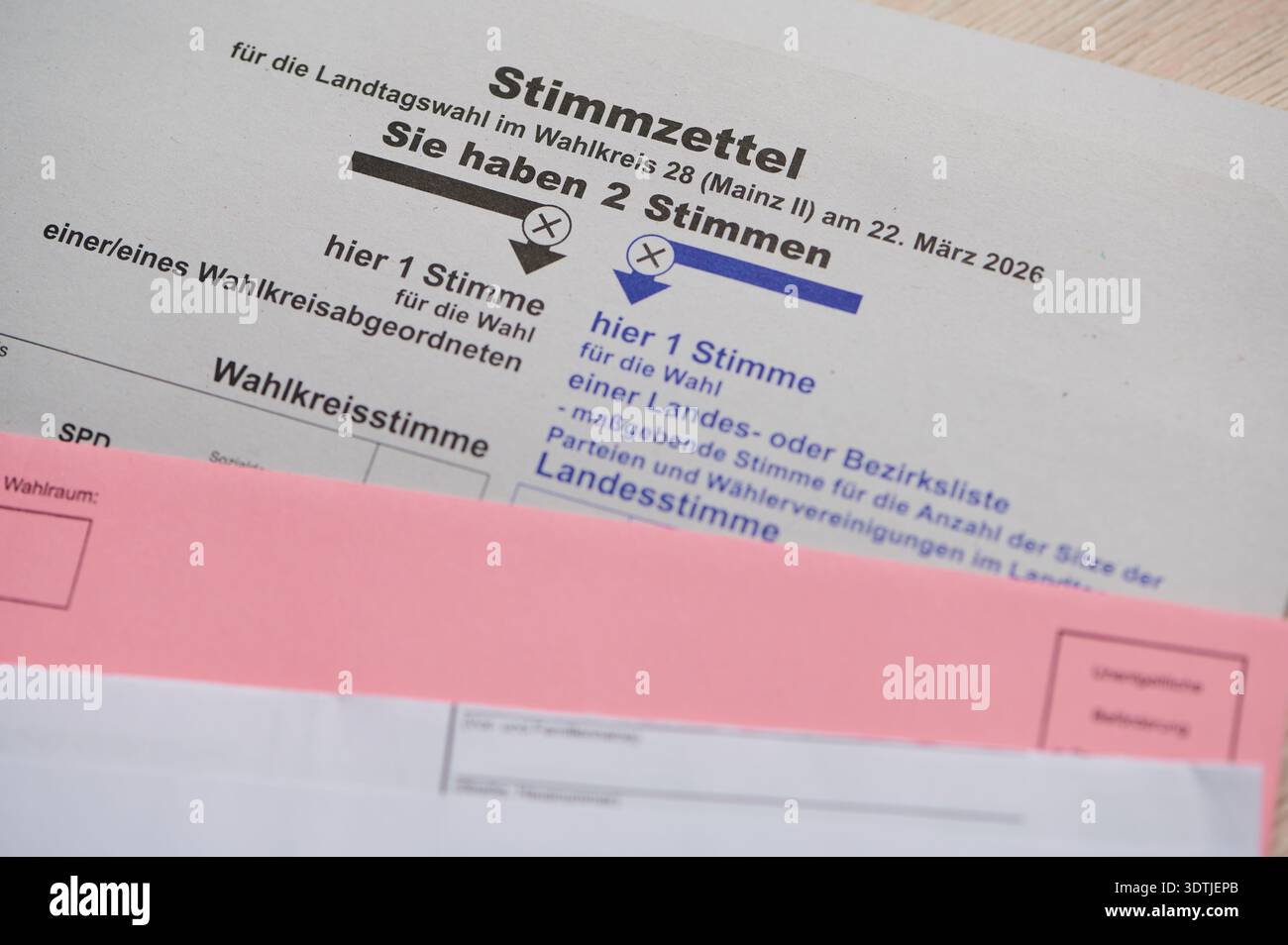 Magonza, Germania - 22 febbraio 2026: Scheda elettorale per le elezioni di Stato in Renania-Palatinato il 22 marzo 2026 Foto Stock