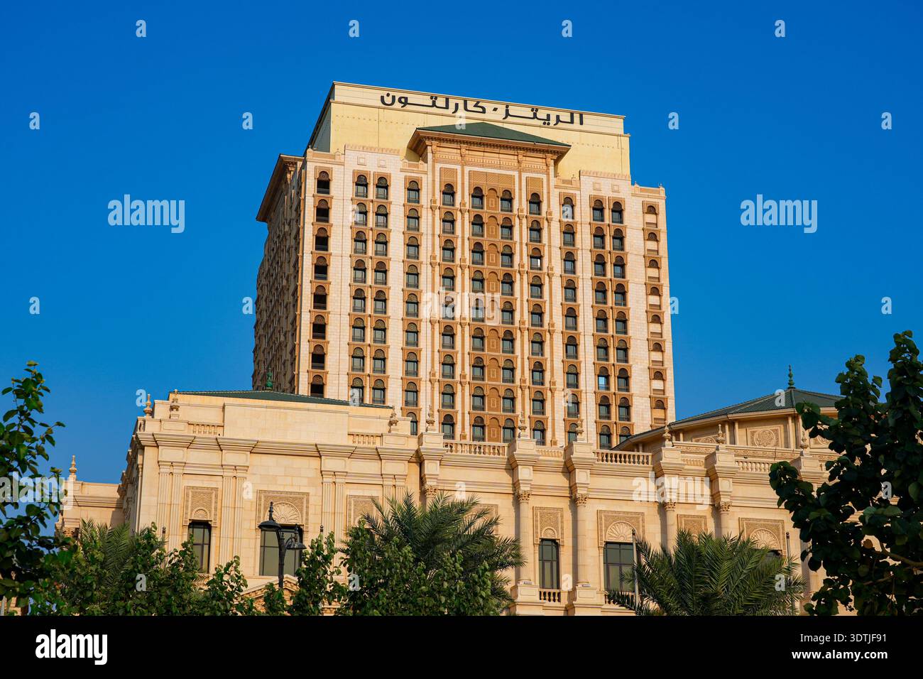 La maestosa facciata dell'hotel Ritz-Carlton presso la Jeddah Corniche sulla costa del Mar Rosso in Arabia Saudita Foto Stock