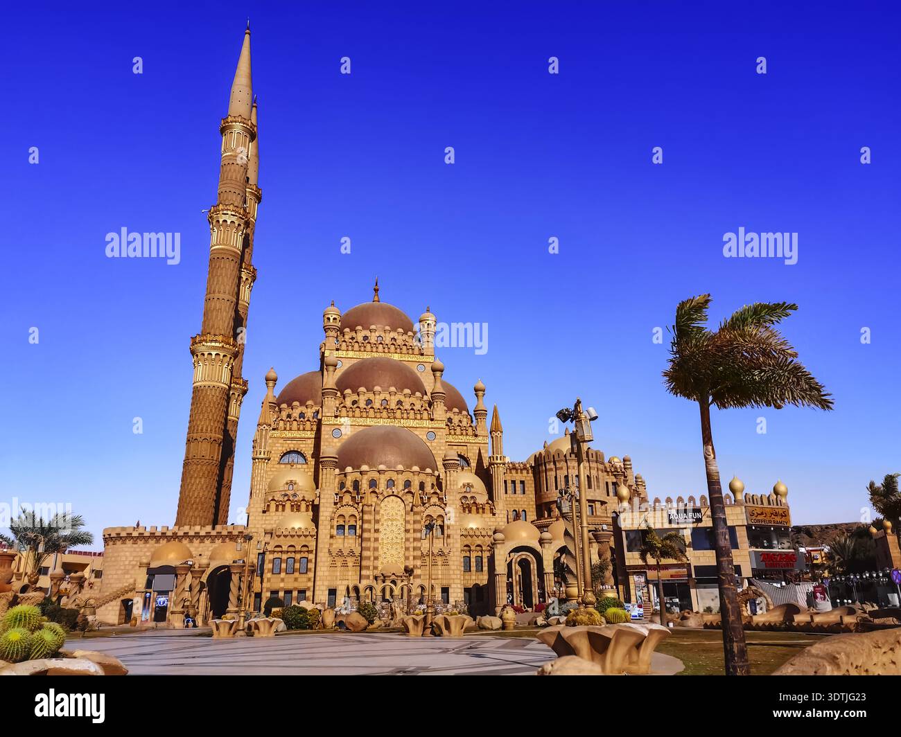 Sharm El Sheikh, Egitto - 17 gennaio 2020: Piazza della città a Sharm El Sheikh di fronte alla Moschea al Sahaba. Bellissimo paesaggio urbano della città vecchia Foto Stock