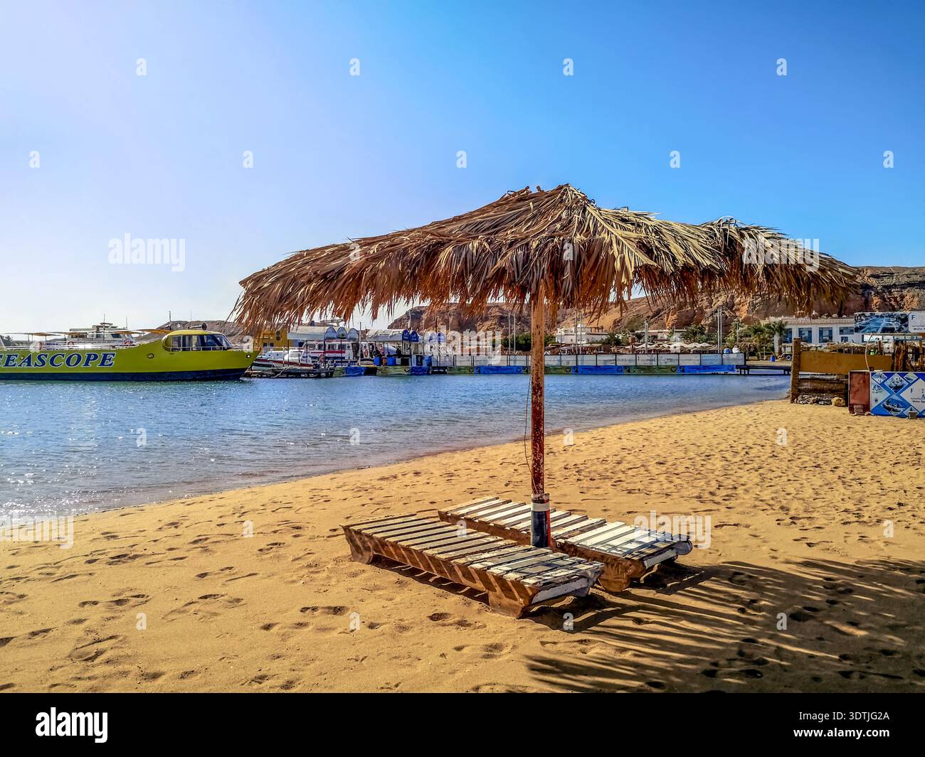 Egitto, Sharm El Sheikh - 17 gennaio 2020: Porto turistico con barche nella baia di Sharm el-Maya (Mar Rosso) sulla spiaggia sabbiosa dell'hotel a Sharm El Sheikh Foto Stock