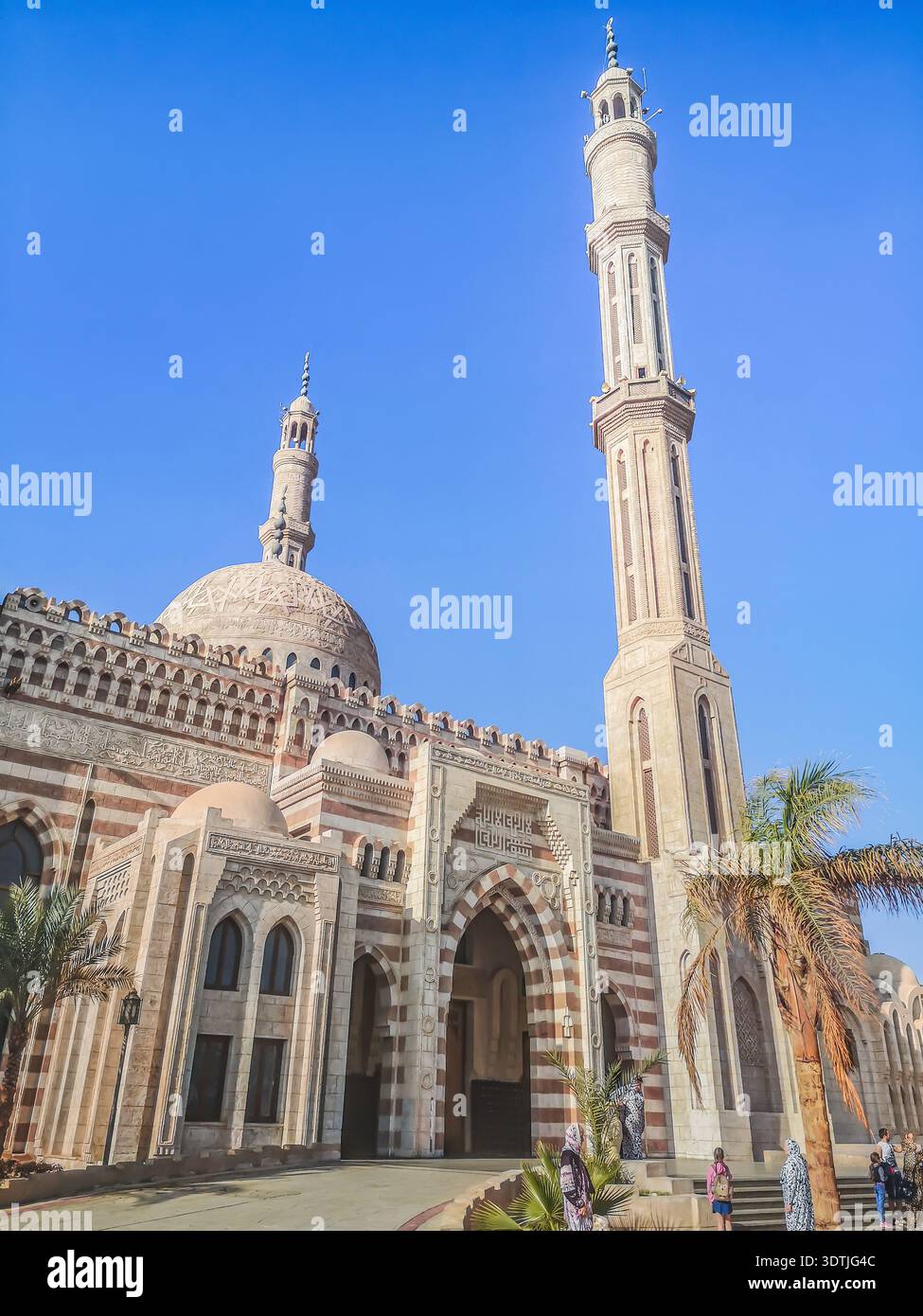 Sharm El Sheikh, Egitto - 18 gennaio 2020: Vista laterale della moschea al Mustafa a Sharm El Sheikh. Facciata a righe e ingresso a una moschea egiziana Foto Stock