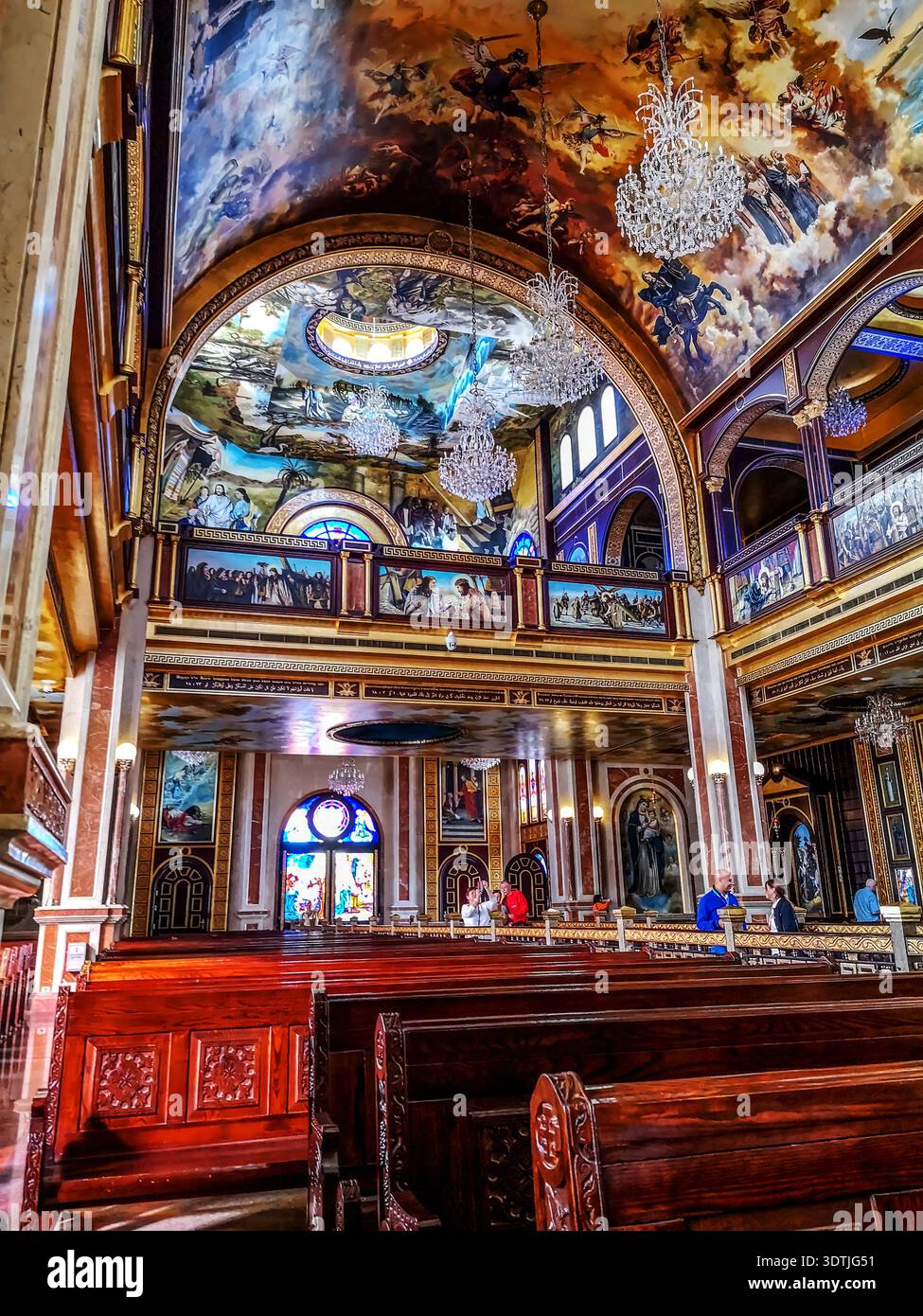 Egitto, Sharm El Sheikh - 18 gennaio 2020: Navata con panchine in legno e icone sulle pareti della Chiesa copta di El sama Eyeen, verticale Foto Stock