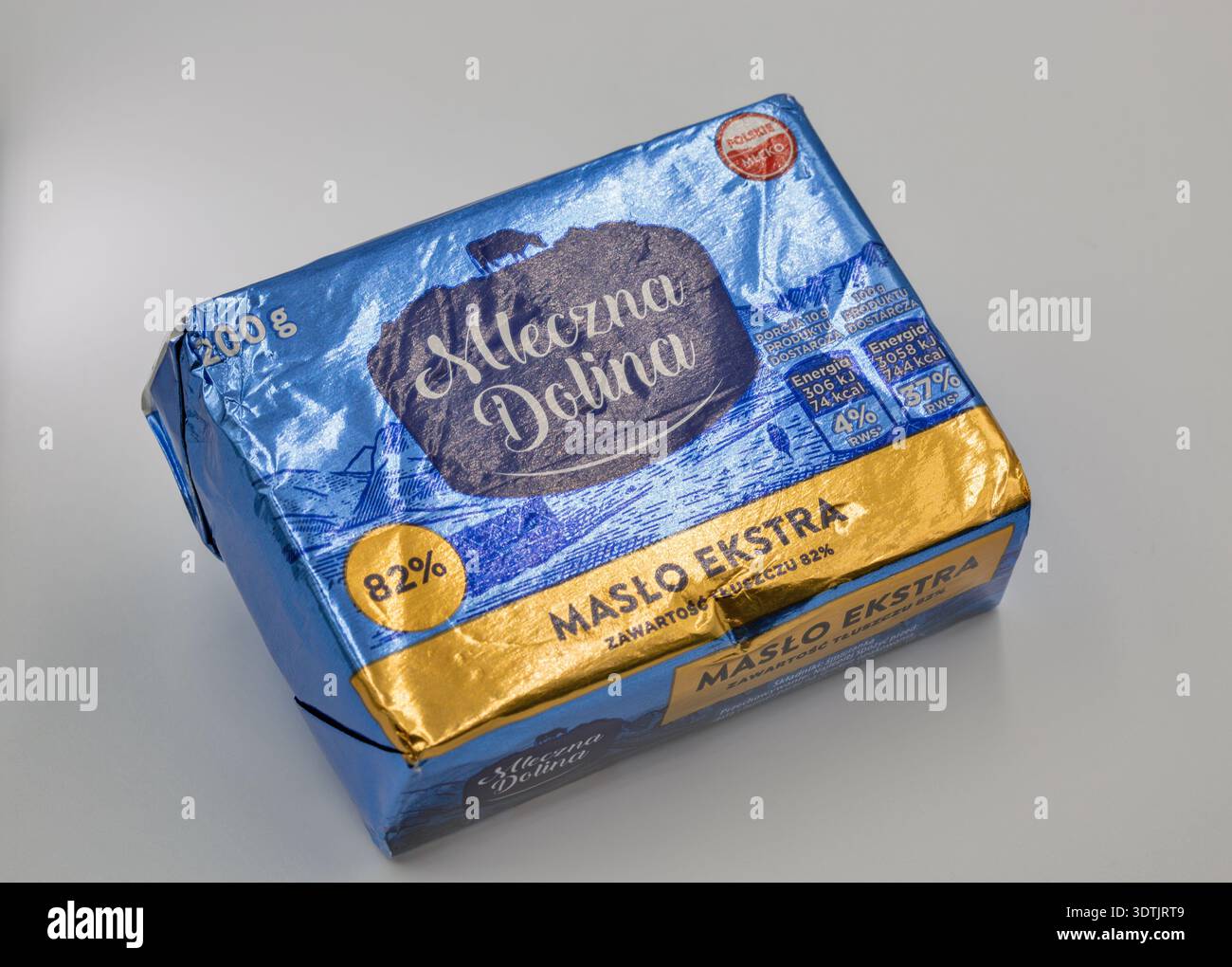 Kiev, Ucraina - 19 aprile 2025: Pacchetto di burro extra polacco Mleczna Dolina o Milk Valley. Prodotto lattiero-caseario ad alto contenuto di grassi con etichetta visibile su di me Foto Stock