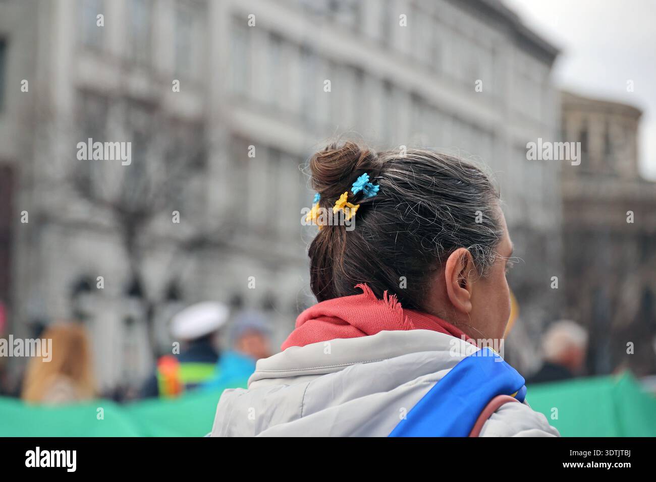 Donna che indossa clip per capelli blu e gialle durante una manifestazione a Budapest, Ungheria, per celebrare quattro anni di invasione russa su vasta scala dell'Ucraina Foto Stock