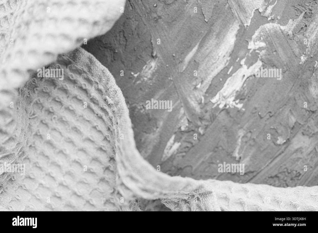 Asciugamano grigio waffle su sfondo grigio testurizzato. Spazio per il testo. Foto di alta qualità Foto Stock