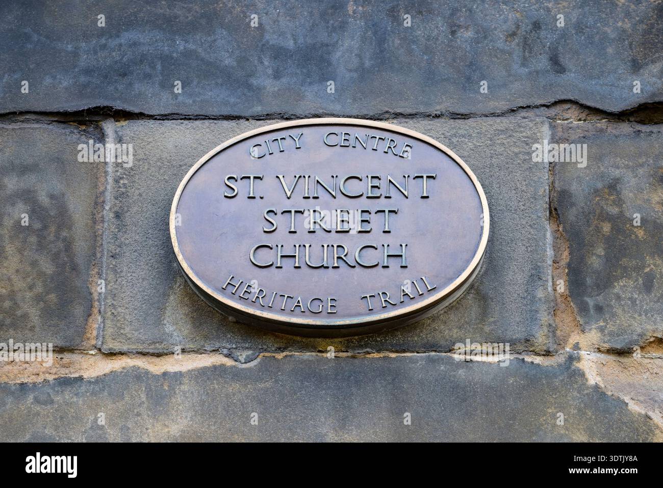 Una targa Heritage Trail per St Vincent Street Church, progettata da Alexander Greek Thomson, Glasgow, Scozia, Regno Unito Foto Stock