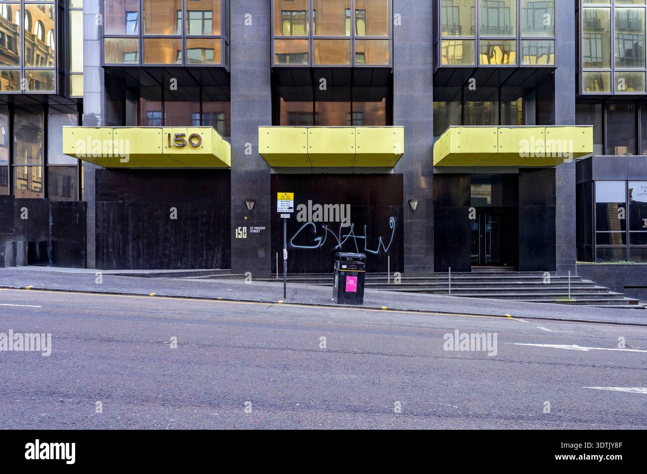 Atterrare e salire a bordo dell'ingresso agli uffici al 150 St Vincent Street, Glasgow, Scozia, Regno Unito Foto Stock