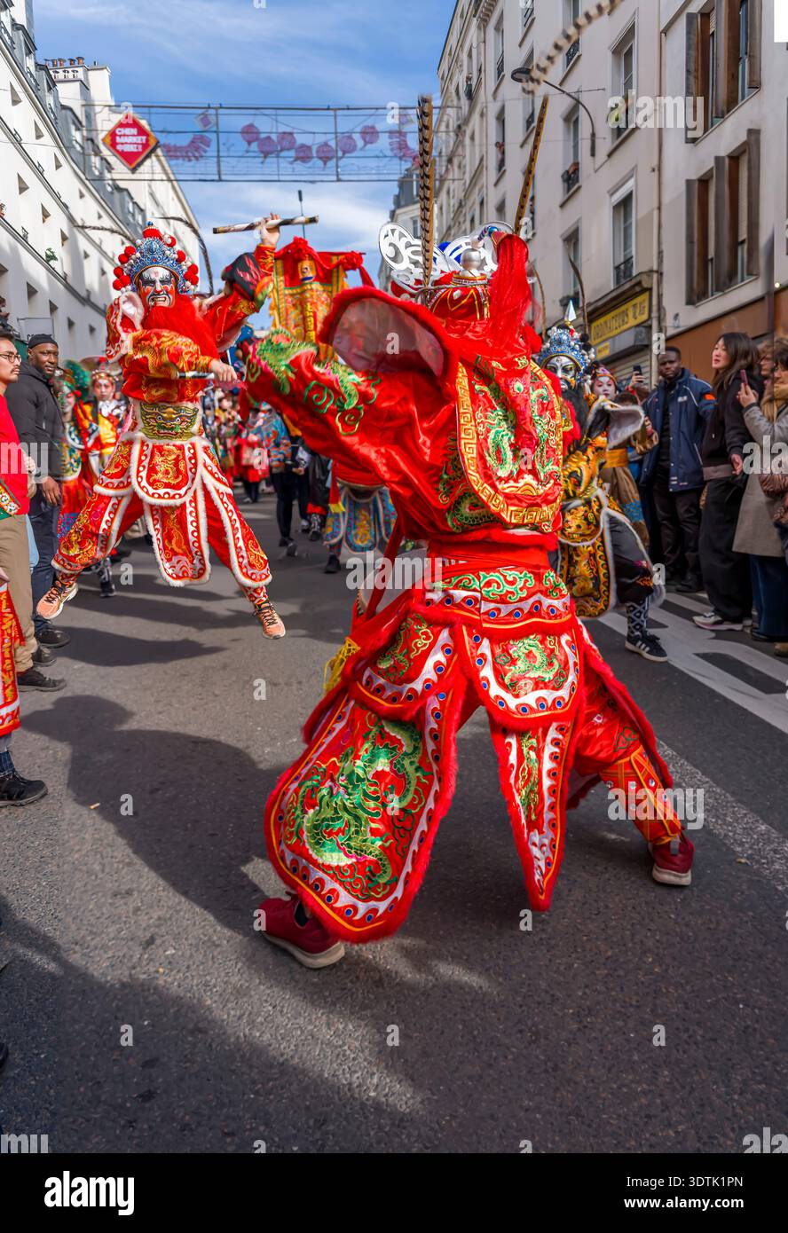 Parigi, Francia - 02 21 2022: Capodanno cinese, Fire Horse. Festeggiamenti per l'anno del Drago con danza tradizionale nel quartiere Aubervilliers Foto Stock
