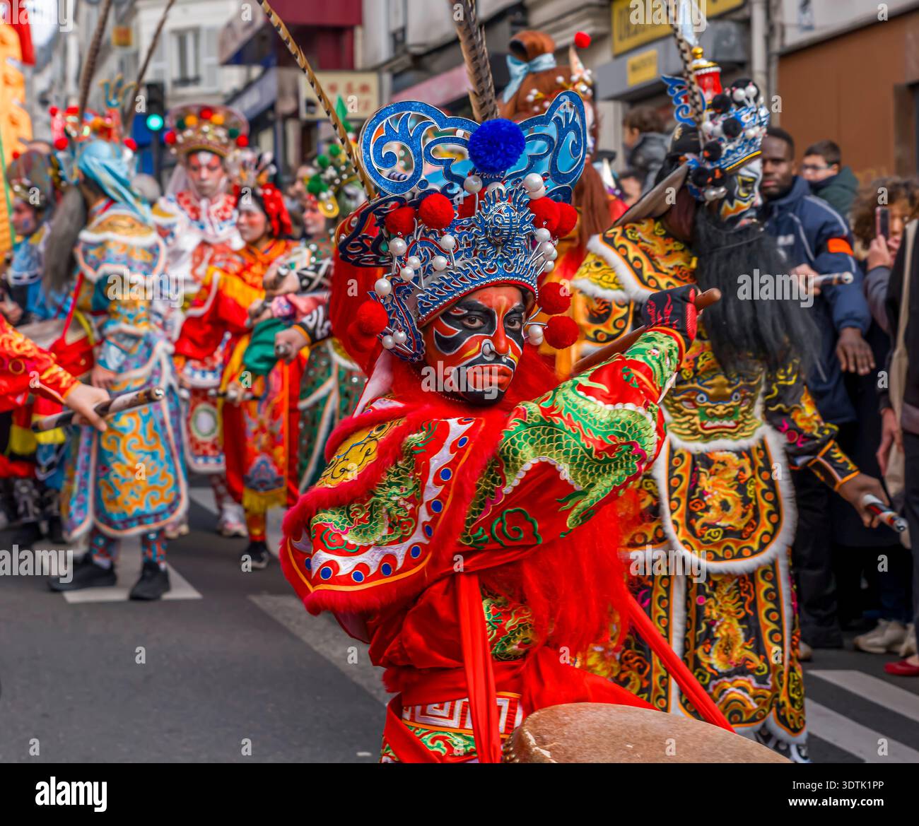 Parigi, Francia - 02 21 2022: Capodanno cinese, Fire Horse. Festeggiamenti per l'anno del Drago con danza tradizionale nel quartiere Aubervilliers Foto Stock