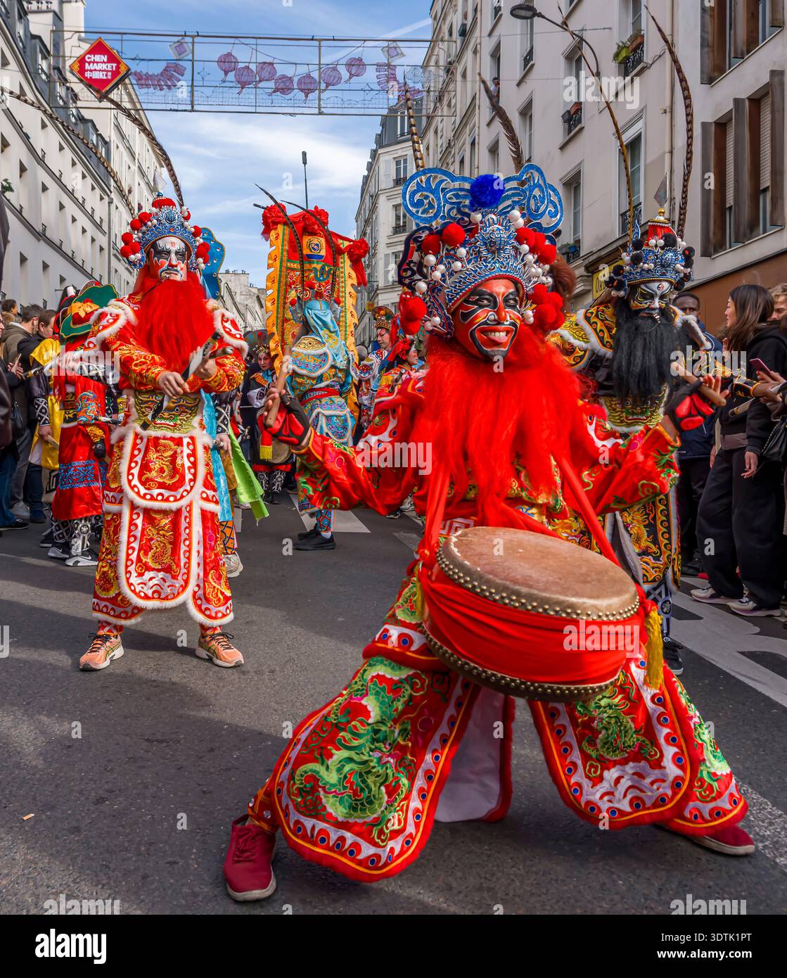 Parigi, Francia - 02 21 2022: Capodanno cinese, Fire Horse. Festeggiamenti per l'anno del Drago con danza tradizionale nel quartiere Aubervilliers Foto Stock
