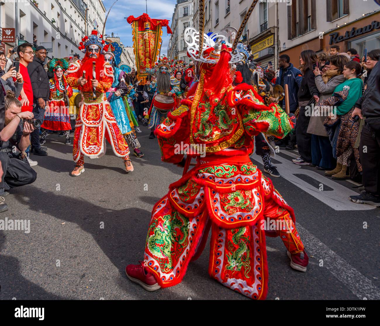 Parigi, Francia - 02 21 2022: Capodanno cinese, Fire Horse. Festeggiamenti per l'anno del Drago con danza tradizionale nel quartiere Aubervilliers Foto Stock