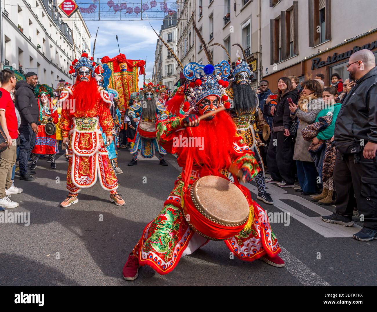 Parigi, Francia - 02 21 2022: Capodanno cinese, Fire Horse. Festeggiamenti per l'anno del Drago con danza tradizionale nel quartiere Aubervilliers Foto Stock
