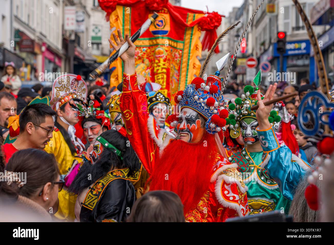 Parigi, Francia - 02 21 2022: Capodanno cinese, Fire Horse. Festeggiamenti per l'anno del Drago con danza tradizionale nel quartiere Aubervilliers Foto Stock