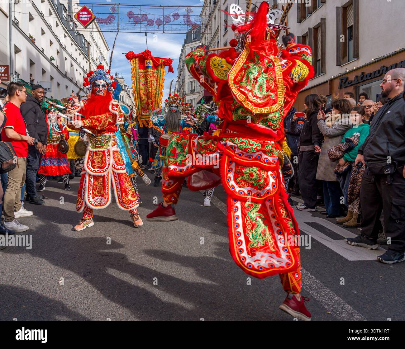 Parigi, Francia - 02 21 2022: Capodanno cinese, Fire Horse. Festeggiamenti per l'anno del Drago con danza tradizionale nel quartiere Aubervilliers Foto Stock