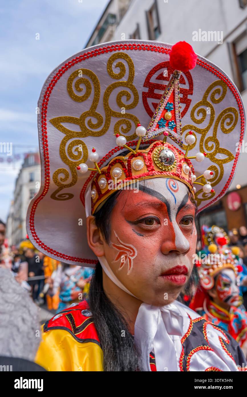 Parigi, Francia - 02 21 2022: Capodanno cinese, Fire Horse. Festeggiamenti per l'anno del Drago con danza tradizionale nel quartiere Aubervilliers Foto Stock