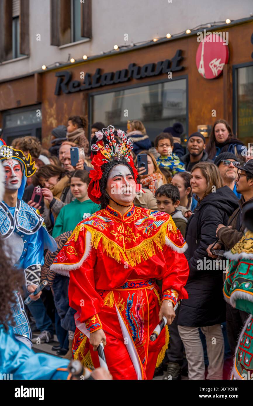 Parigi, Francia - 02 21 2022: Capodanno cinese, Fire Horse. Festeggiamenti per l'anno del Drago con danza tradizionale nel quartiere Aubervilliers Foto Stock